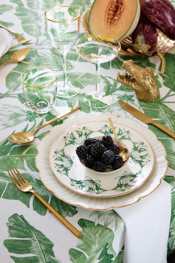 Ahora que los planes cada vez son más caseros, no nos podemos resistir a piezas de menaje tan especiales como esta vajilla de porcelana de H&M Home. Cada plato cuesta 9.99 euros.