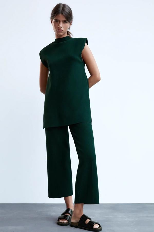 En color verde botella, Zara nos propone este top (25,95 euros) de cuello subido y manga sisa con hombreras y este pantalón (29,95 euros) recto de tiro alto con cintura elástica.