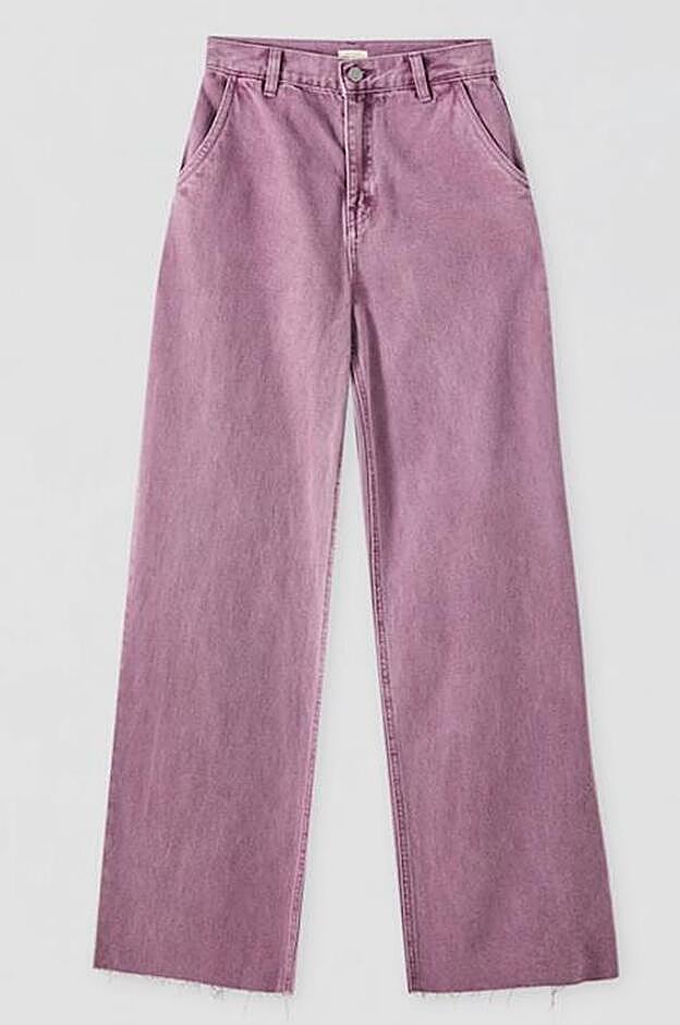 Vaqueros wide leg en color lila, de Pull&Bear (25,99 euros).