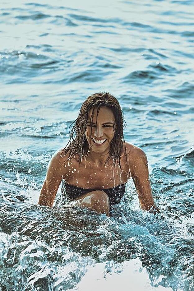 Adriana lleva corsé de encaje de Yves Saint Laurent.