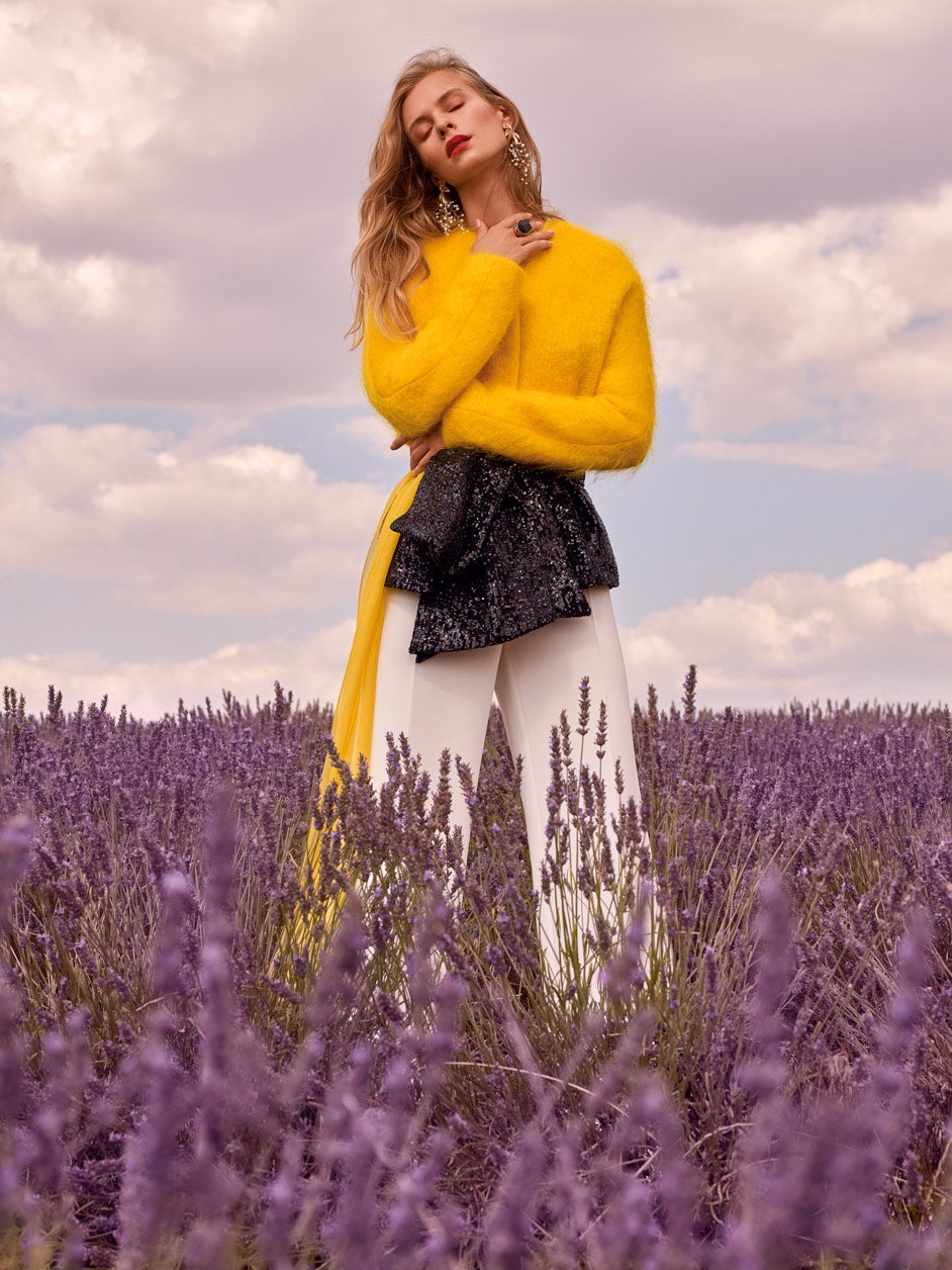 Chaqueta de lana y fajín de lentejuelas, ambos de The 2nd Skin Co.; pantalones de Max Mara; y pendientes y sortija, de Uterqüe.