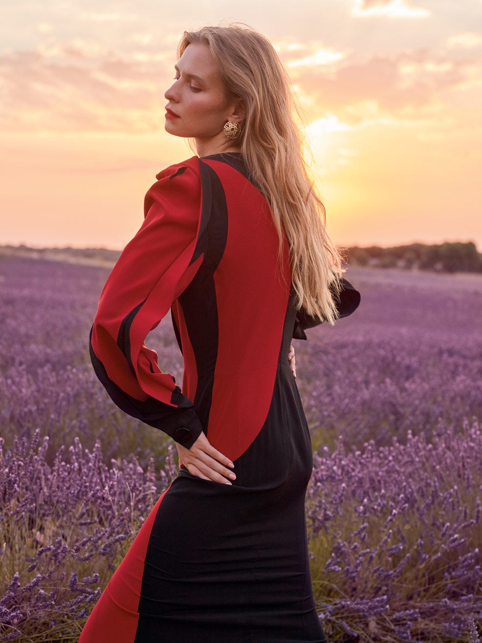 Vestido de Givenchy; y pendientes de Aristocrazy.