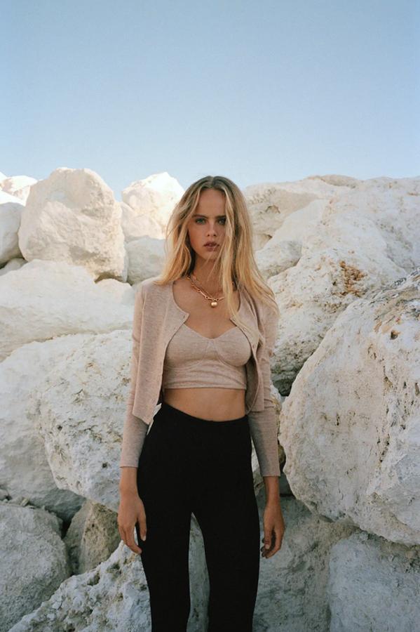 En tejido de tacto suave y color camel, este conjunto de Zara está compuesto por un top corto de escote de pico y tirantes (9,95 euros) y chaqueta cropped con cuello redondo y cierre frontal con botones (12,95 euros). Podemos encontrarlo entre las tallas XS y L y también en gris y verde agua.