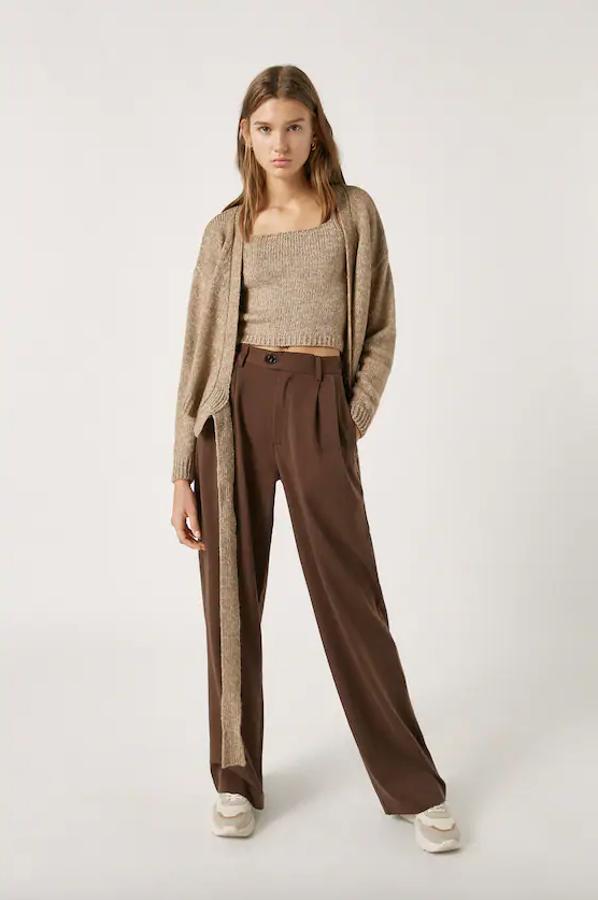En Pull&Bear hemos encontrado este conjunto en color arena compuesto por un top de tirantes finos con escote recto y chaqueta de punto con escote de pico cruzado y detalle de lazada. Cuestan 15,99 euros y 25,99 euros respectivamente y están disponibles entre las tallas XS y L.