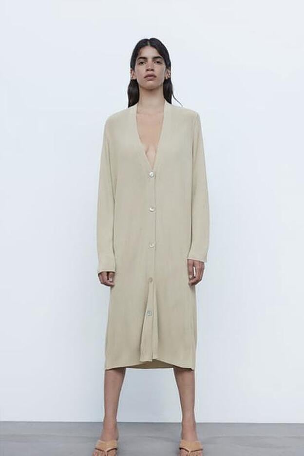 Esta cahqueta larga de Zara se puede llevar también como vestido.