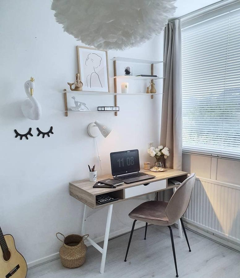 Desde Westwing apuestan por el minimalismo y la combinación de tonos neutros como la madera y el blanco.