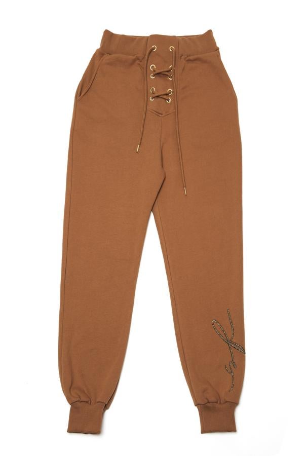 Este pantalón de chándal tipo jogger con cintura elástica con cordón ajustable y bajos elásticos cuenta con la firma bordada en la pernera izquierda. Está disponible en camel, negro o blanco y tiene un precio de 89 euros.