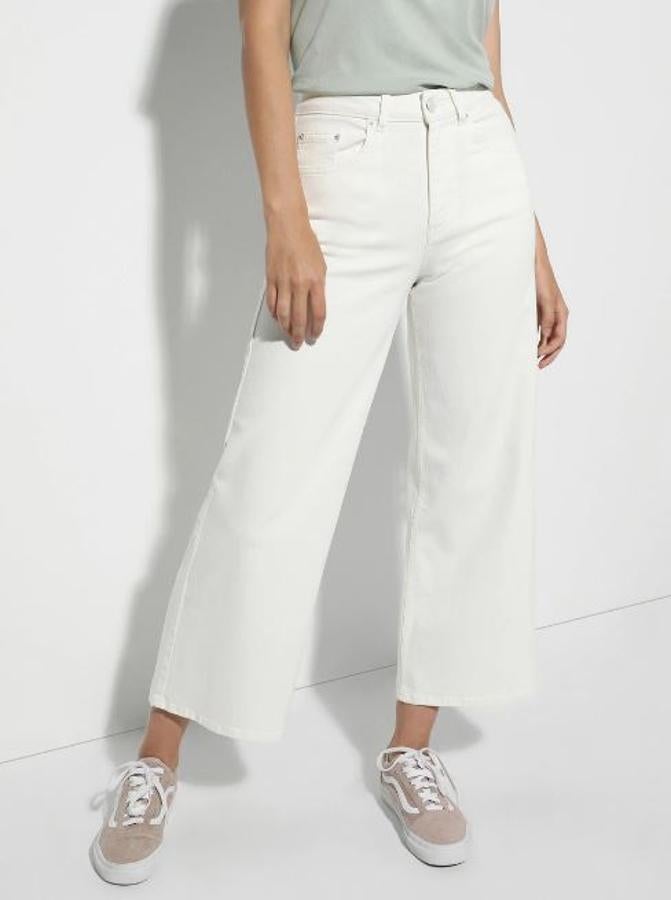Los pantalones culotte que lleva Bárbara son este modelo de Easy Wear, están a la venta en El Corte Inglés en diferentes colores y cuestan 25,99 euros. Completan el look una americana de Woman, un jersey de Lloyd's, unos botines de Gioseppo y un bolso de Gloria Ortiz.