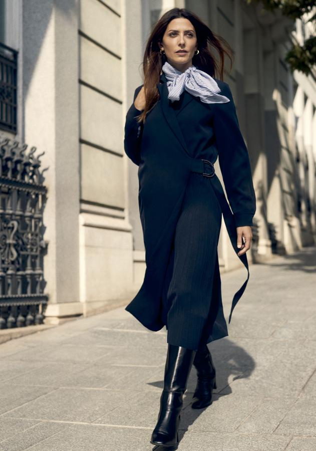 Un buen look working girl necesita su prenda estrella: la blusa con lazada. Si quieres apostar por una que puedas combinar también con vaqueros, toma nota de la que lleva la actriz, con rayas marineras.