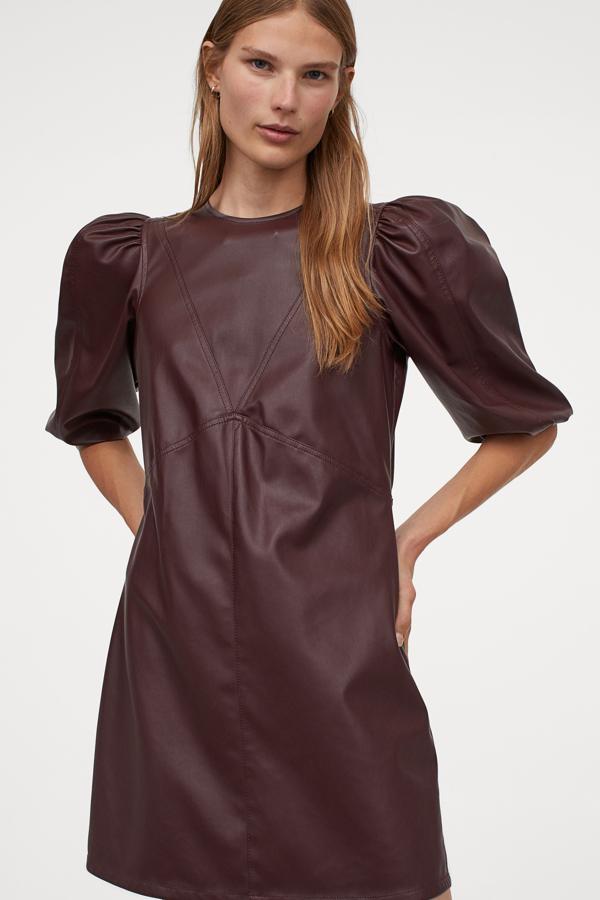 Disponible en burdeos o negro, este vestido corto en piel sintética suave cuenta con ligero corte evasé y media manga globo con hombros abullonados. Con costuras decorativas delante, tiene un precio de 29,99 euros.