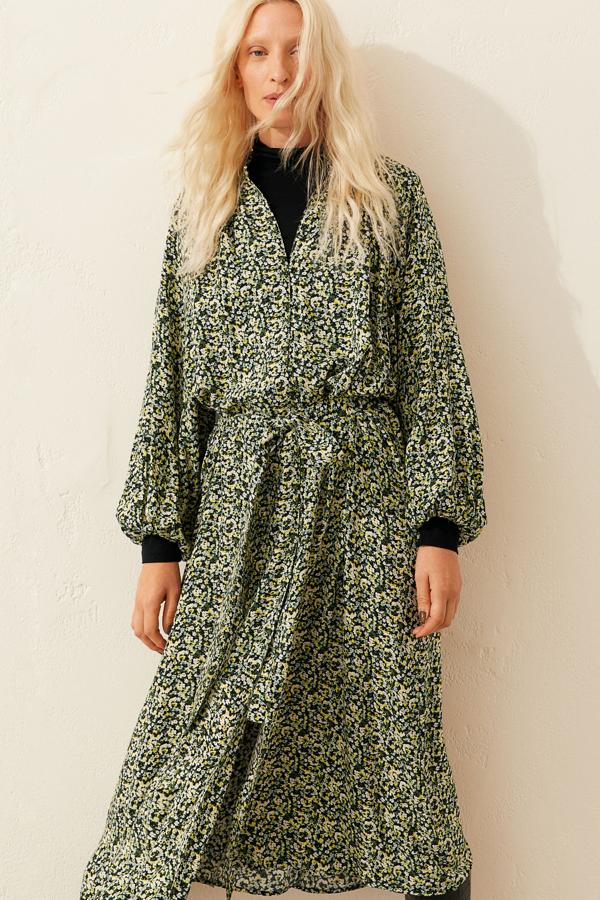 Con estampado floral en negro y amarillo, este vestido midi con botones revestidos en la parte delantera y cintura en la cintura con cinturón cuenta con falda con ligero vuelo y tiene un precio de 34,99 euros.