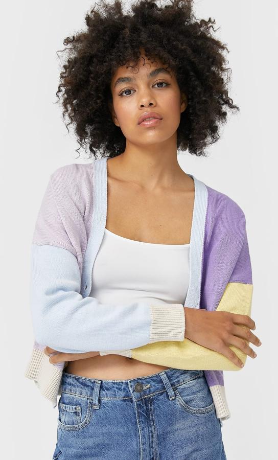 Para las amantes de los cárdigan y los tonos pastel Stradivarius tiene esta chaqueta en la que el lila, el rosa y el color crudo son los protagonistas principales. Con cierre de botones a contraste en carey, cuesta 25,99 euros y está disponible entre las tallas XS y XL.