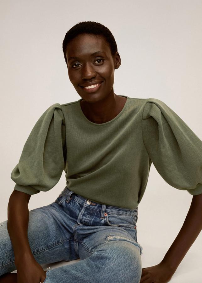 En color caqui y con manga tres cuartos abullonada, esta camiseta de Mango en tejido de punto y con cuello redondo está rebajada y de 19,99 euros ha pasado a costar 12,99 euros. Está disponible únicamente en la talla S y  ya se la hemos visto puesta a Nuria Roca .