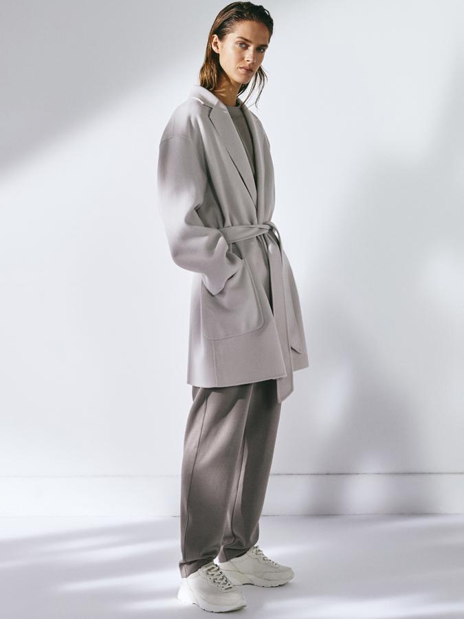 Abrigo gris claro corto, con bolsillos a la vista y cinturón, de Massimo Dutti (169 euros).