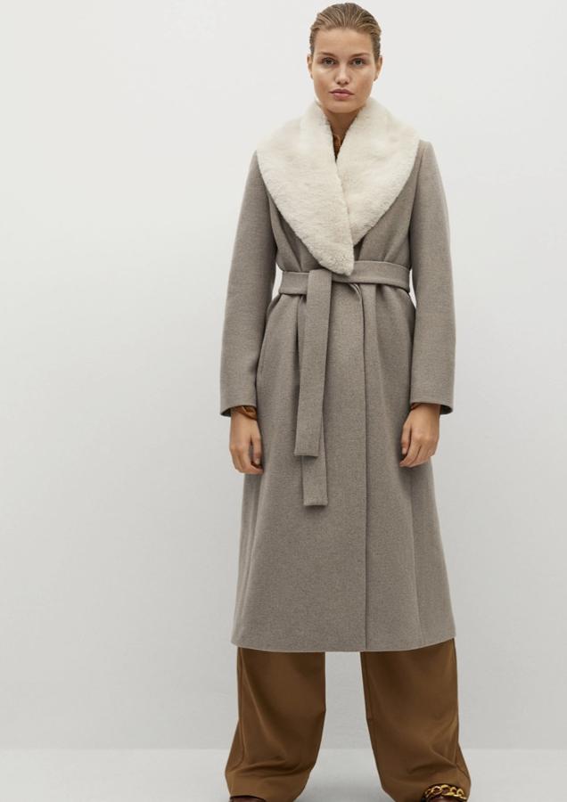 Abrigo de la nueva colección de Mango, con cuello de peluche, todo en tonos grises (129,99 euros).