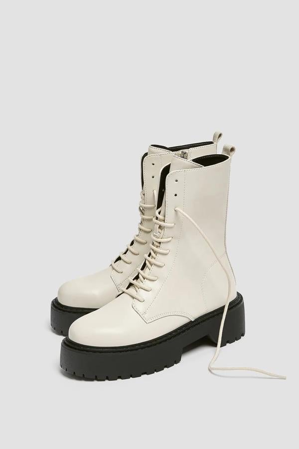 En color crudo, este botín plano con cordones y cremallera en el interior está también disponible en color negro. Con una altura de la suela de 5 centímetros, tiene un precio de 39,99 euros.