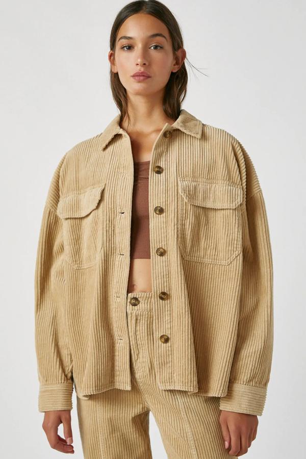 En color tostado, esta camisa de pana disponible en varios tonos cuenta con bolsillos delanteros y cuello clásico. Tiene un precio de 25,99 euros.