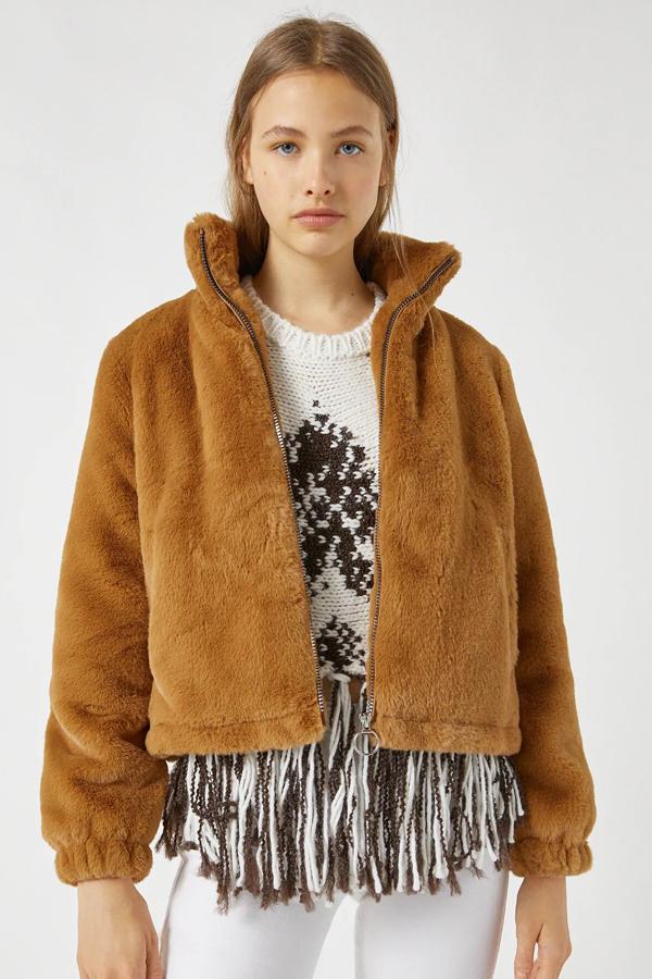 En color marrón (también está disponible en negro), esta cazadora de pelo de manga larga y cuello alto tiene cierre mediante cremallera. Tiene un precio de 29,99 euros.