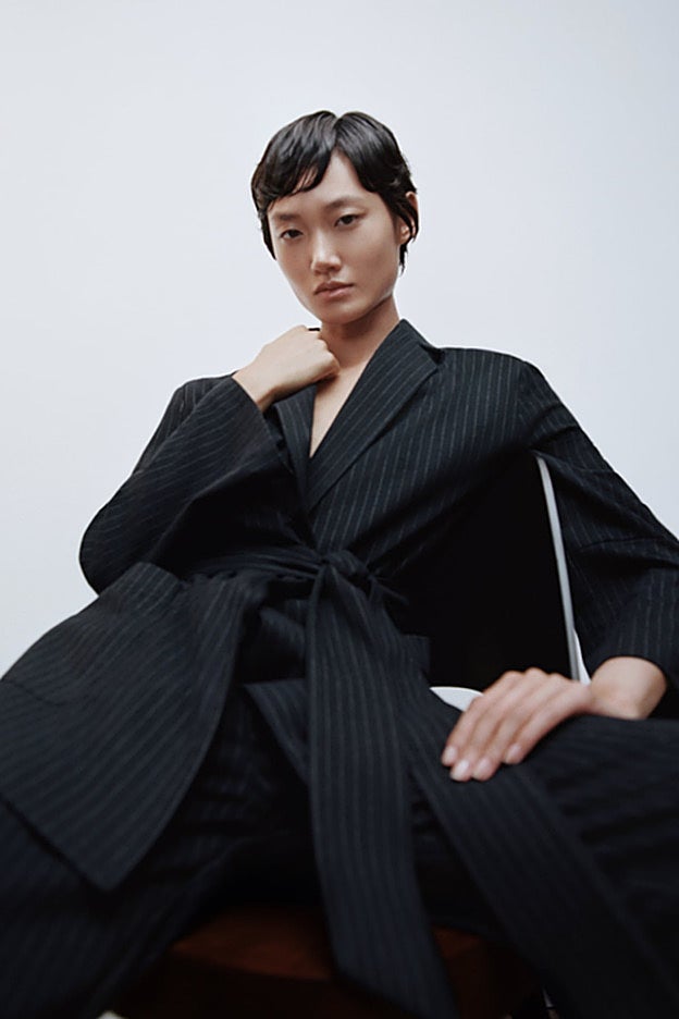 Traje estampado con raya diplomática, con americana cruzada con cinturón de Zara.