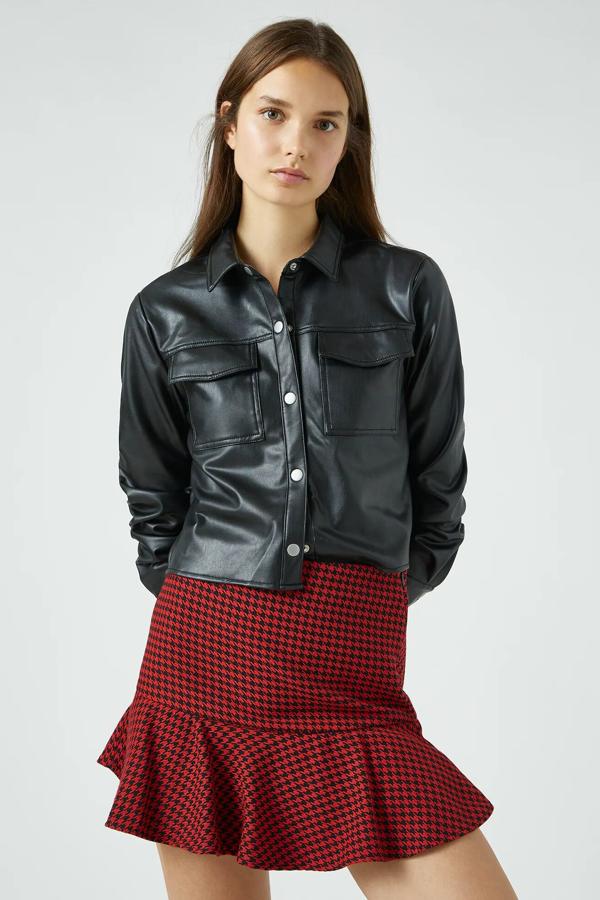 Esta falda pantalón con estampado de pata de gallo en color rojo cuenta con volante en el bajo y está confeccionada en tejido elástico. Tiene un precio de 17,99 euros.