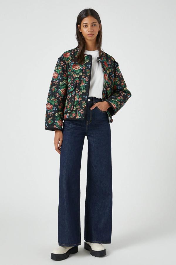 Estos jeans wide leg de tiro alto con diseño de cinco bolsillos y cintura con trabillas tienen un precio de 29,99 euros.