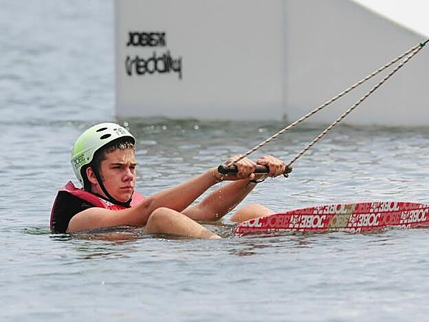Entre sus aficiones está la práctica deportiva.
