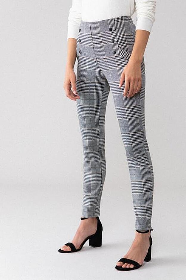 Leggings de cuadros de Lefties con botones, de la nueva colección de la firma (12,99 euros).