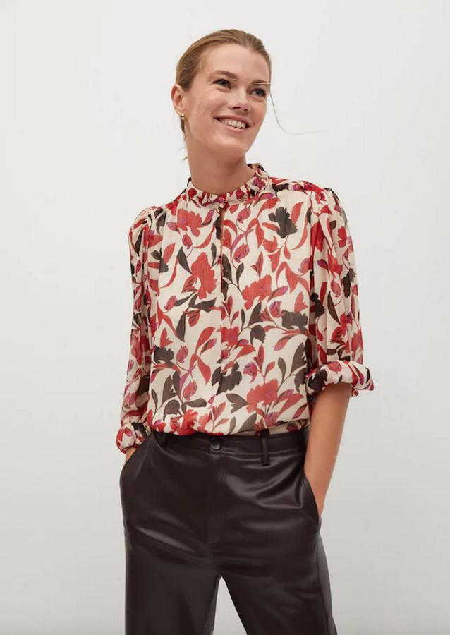 Con estampado floral en tonos rojizos y marrones, esta blusa de Mango en tejido fluido y con acabado brillante viene con cuello redondo con cierre de botón y manga larga abullonada. Tiene un precio de 39,99 euros y llegará a la web entre las tallas XS y XL.