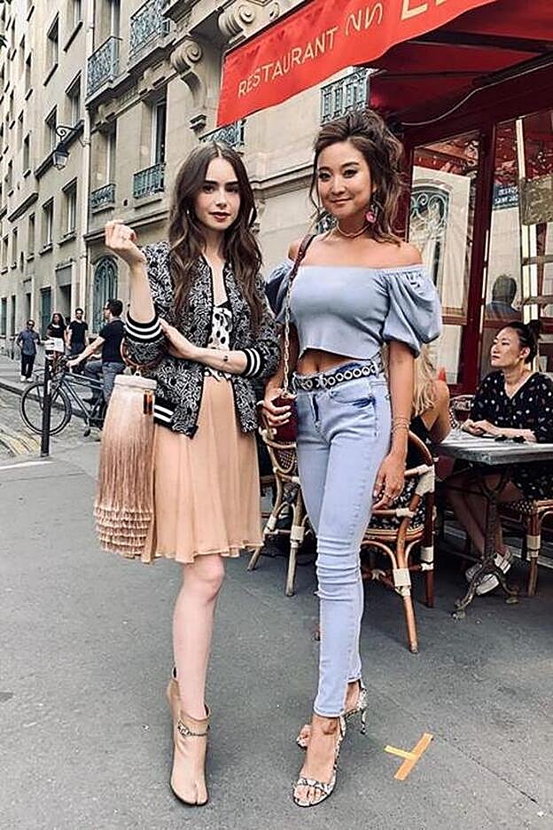 Collins con su compañera de reparto Ashley Park en una pausa del rodaje.