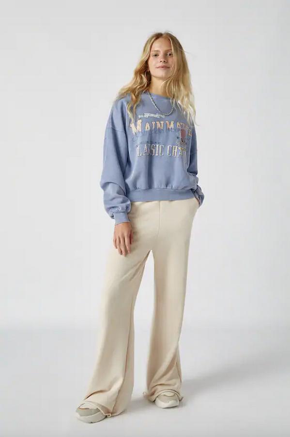 En color crema, con cintura elástica con cierre de cordón y pernera ancha, este pantalón de felpa de Pull&Bear está disponible únicamente en la web de la firma entre las tallas XS y XL por 19,99 euros.