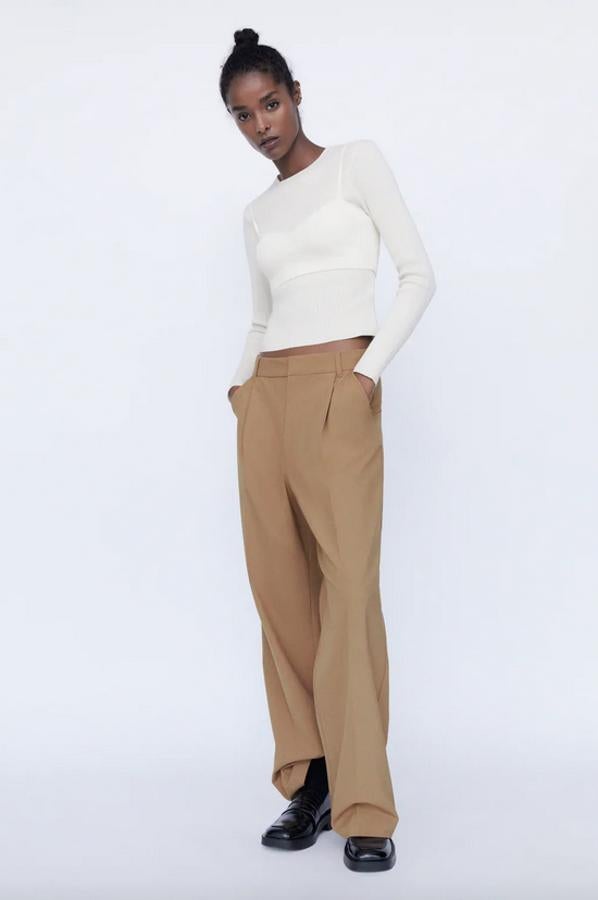 Tiro alto, bolsillos laterales y pernera ancha para este pantalón en color tostado de Zara confeccionado con un 25% de poliéster reciclado que cuesta 25,95 euros y está disponible entre las tallas XS y XXL.