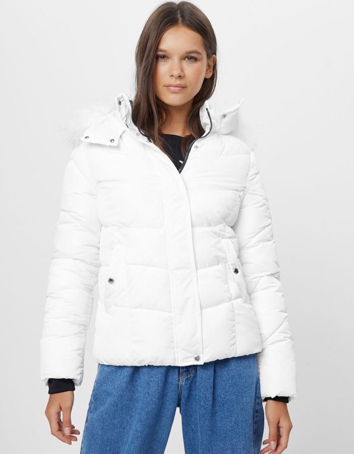 Esta cazadora tipo plumas en color blanco cuenta con capucha con pelo. Es de Bershka y tiene un precio de 29,99 euros.
