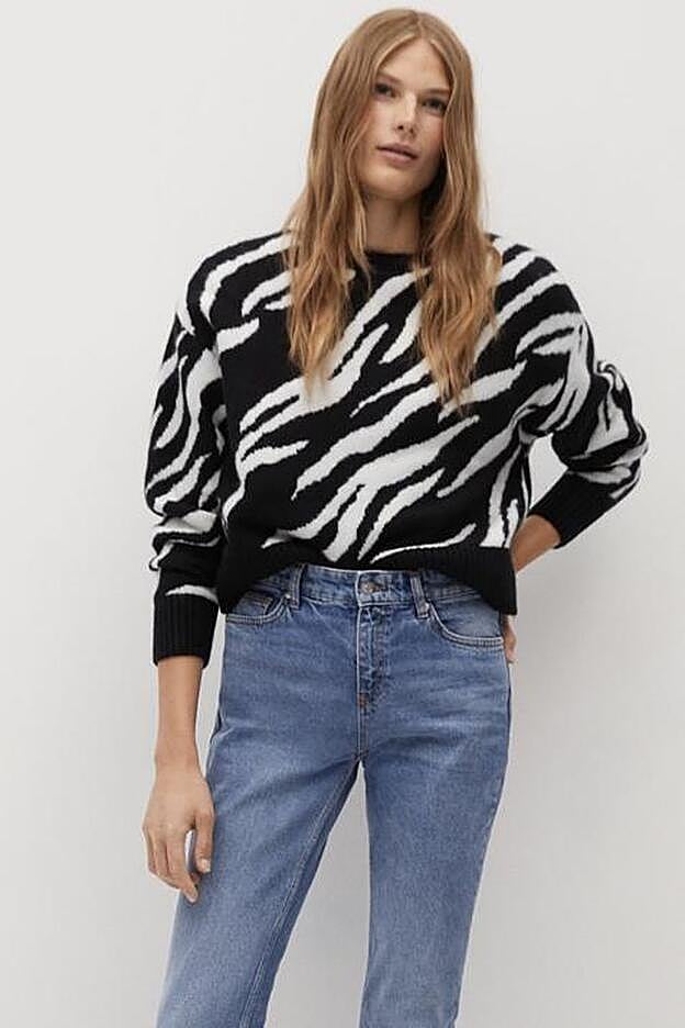 Este otoño, en tu armario no puede faltar un jersey como este, con estampado de cebra en blanco y negro.