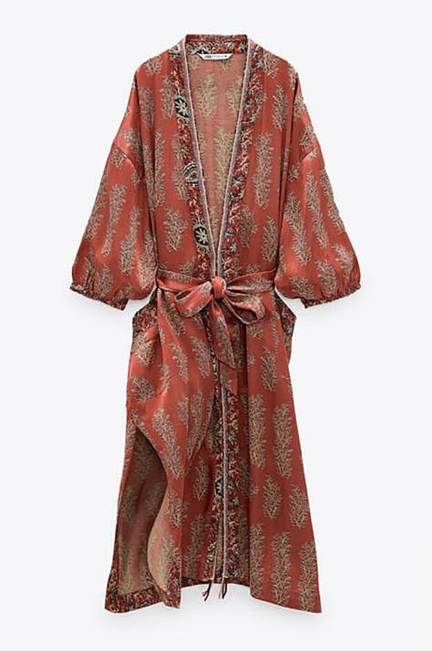 Este es el kimono más bonito de la nueva colección de Zara, pero ya está agotado. Eso sí, tiene lista de espera en algunas de las tallas.