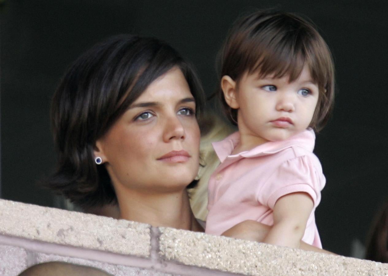 Una jovencísima Katie Holmes, que aún no había cumplido los 30, con Suri en brazos. La pequeña tenía poco más de un año.