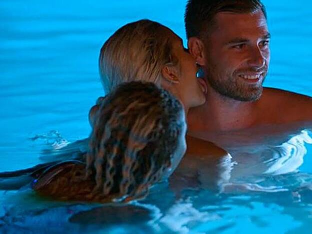 Estas son las imágenes, con Luzma chupando el cuello de Tom, que han provocado que Nela estalle.