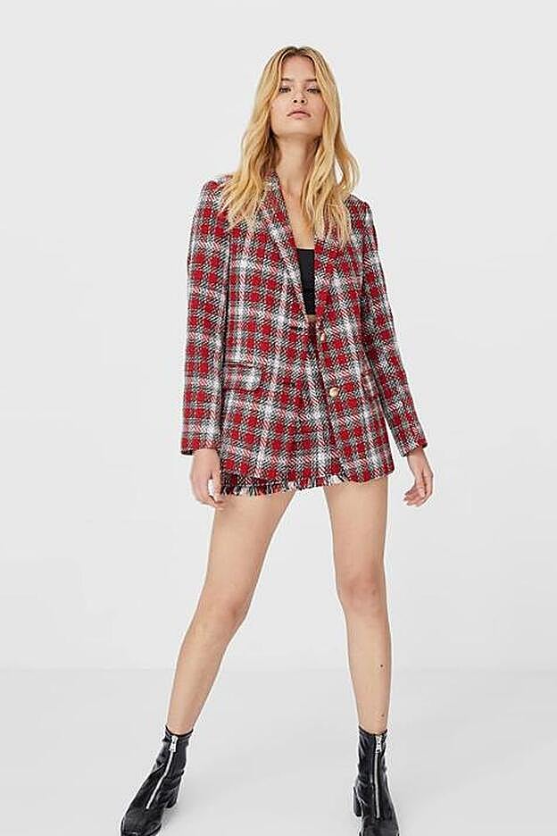Este es el traje de minifalda pantalón y chaqueta de tweed que hemos fichado en las novedades de Stradivarius y promete agotarse en breve.