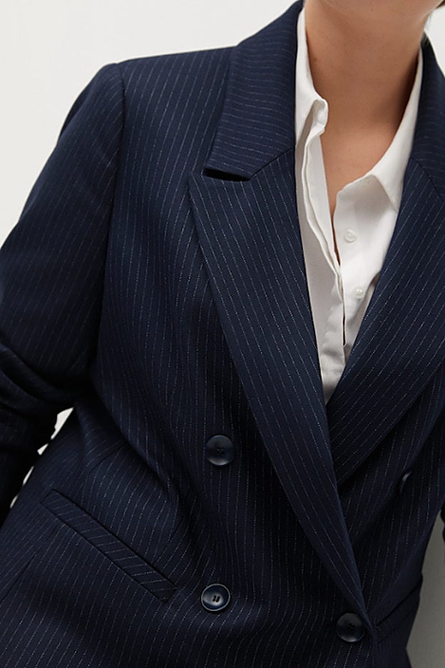 Detalle del precioso estampado a raya diplomática de la americana de Violeta.