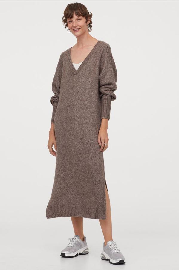 Vestido con cuello de pico y manga larga, de H&M (39,99 €).