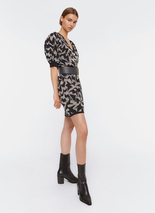 Minivestido en punto de jacquard con estote en uve y manga corta abullonada, de Uterqüe (99 €).