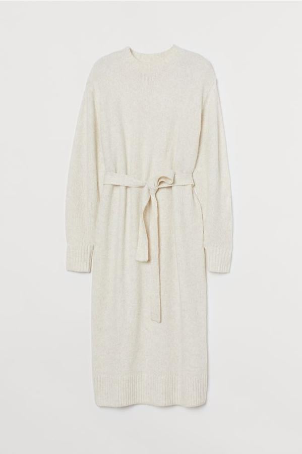 Vestido con escote redondo y cinturón a juego, de H&M (34,99 €).