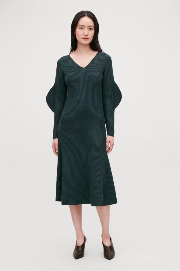 Vestido midi con falda evasé y mangas globo, de COS (87,50 €).