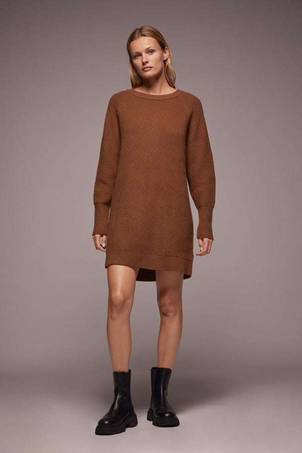 Minivestido de manga larga y cuello rendondo, de Zara (25,95 €).