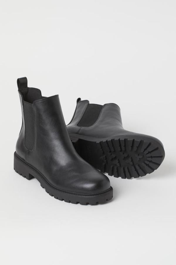 En ante sintético con elásticos laterales y trabilla trasera, estos botines de H&M vienen con forro de borreguito y plantillas de poliéster reciclado. Con un tacón de 3,5 centímetros, cuestan 29,99 euros y están disponibles entre los números 35 y 42.