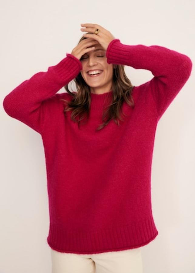 Otra propuesta de Mango en fucsia es este bonito jersey con cuello perkins, diseño largo, costura de hombro caída y mangas largas. Con terminaciones en canalé, tiene un precio de 39,99 euros y está disponible entre las tallas XS y XL.