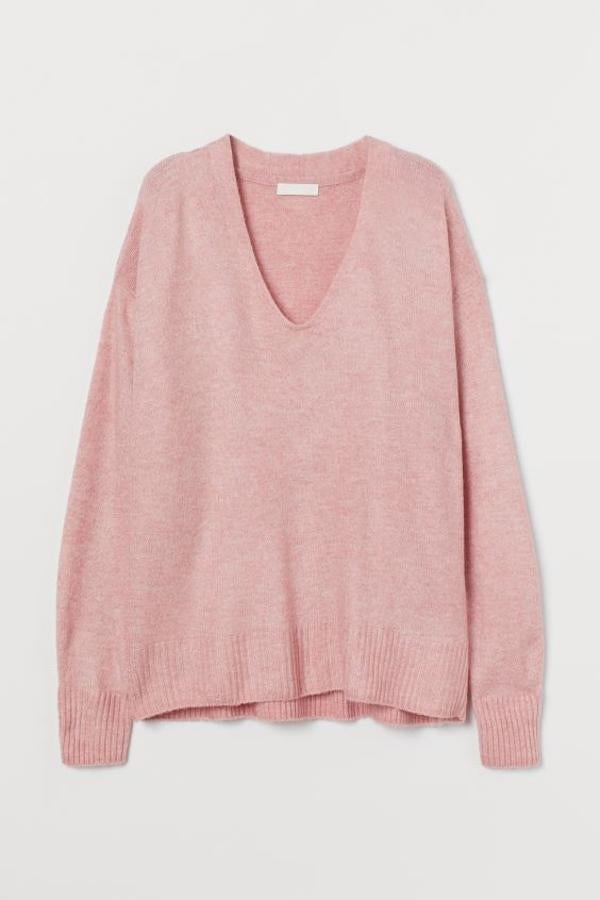 En un precioso rosa pastel H&M ha lanzado este jersey de punto con lana en la trama de diseño amplio, escote de pico, hombros caídos y ribete de canalé en puños y bajo. Confeccionado con poliéster reciclado, tiene un precio de 19,99 euros y está disponible entre las tallas XS y L.