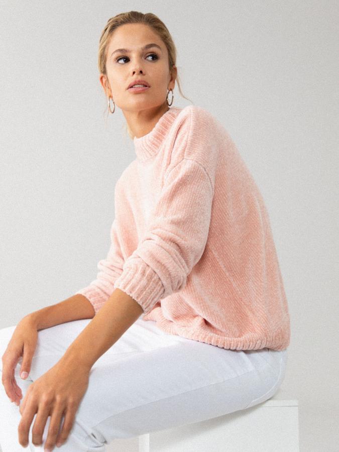 Confeccionado con un punto de chenilla de tacto muy suave, este jersey con cuello subido y corte cuadrado en rosa claro es de Lefties y cuesta 14,99 euros. Podemos encontrarlo entre las tallas XS y XL.