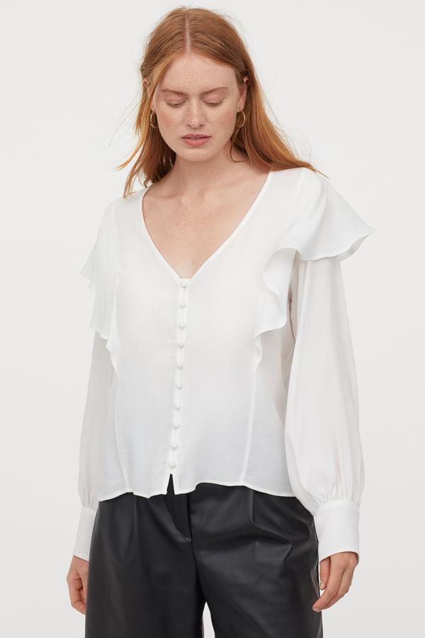 La clásica blusa romántica, con volante y escote de pico también tiene su hueco entre las novedades de otoño de la firma. Cuesta 19,99 euros.