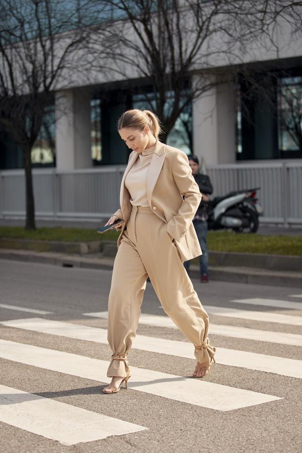 El beige siempre es una apuesta segura y coordinar de pies a cabeza la paleta cromática subraya aun más su estilo impecable. Unas sandalias de tiras atadas sobre los pantalones haciendo que queden abullonados son un recurso perfecto para sacudirle cualquier atisbo de apatía.