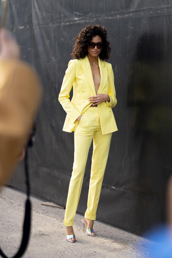 Con un corte estilizado y patronaje de smoking, la faceta más sexy del traje se manifiesta a través de un color brillante como el amarillo canario, sandalias de tacón de tejido iridiscente y un modo de uso muy particular: lucir la americana sin nada debajo.